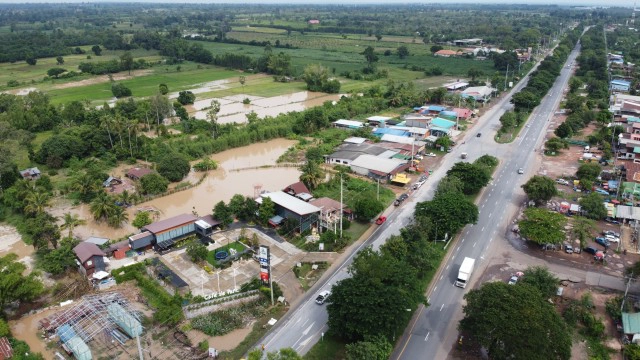 น้ำท่วมโคราชยังน่าห่วง มวลน้ำหลากท่วมถนน ส่วนบ้านปอแดงน้ำลดแล้ว