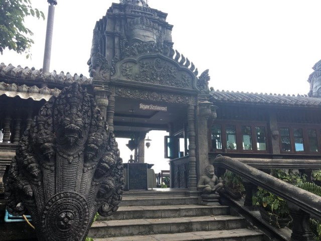 ชาวเน็ตกัมพูชาจวกโรงแรมในไทยสร้างเลียนแบบนครวัด ชี้เป็นการ "ขโมยวัฒนธรรม"