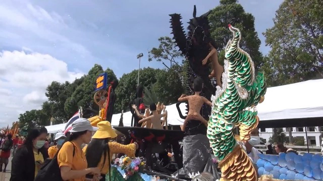 สีสันประเพณีลากพระ จ.สงขลา ยก "นรก" มาไว้บนเรือ เตือนสติทำดี