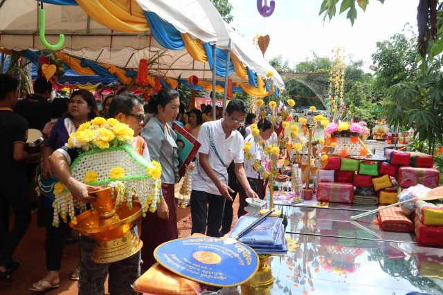 ศรัทธาแน่นวัดบุญกฐินบริจาคซื้อที่ดินถวายวัด