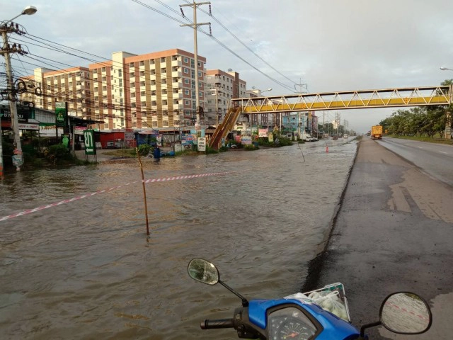 น้ำท่วมโคราชยังน่าห่วง มวลน้ำหลากท่วมถนน ส่วนบ้านปอแดงน้ำลดแล้ว