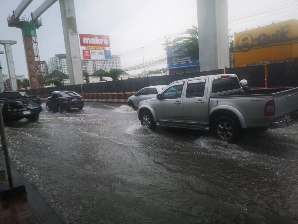 ศรีนครินทร์อ่วม น้ำท่วมรอระบายยาว 2 กิโลเมตร
