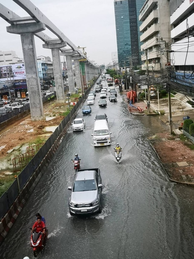 ศรีนครินทร์อ่วม น้ำท่วมรอระบายยาว 2 กิโลเมตร