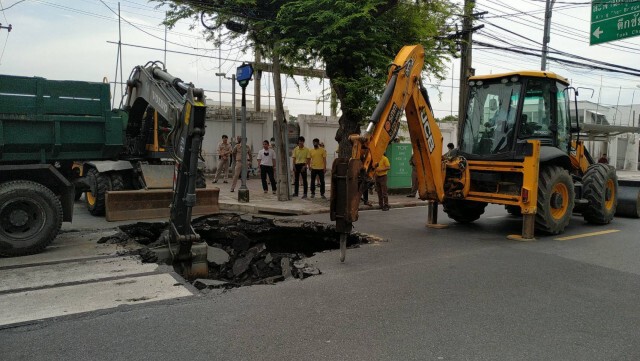 ระทึก หลุมยุบลึก 2 เมตร เขตดุสิตสั่งปิดถนน-เร่งซ่อมแซม