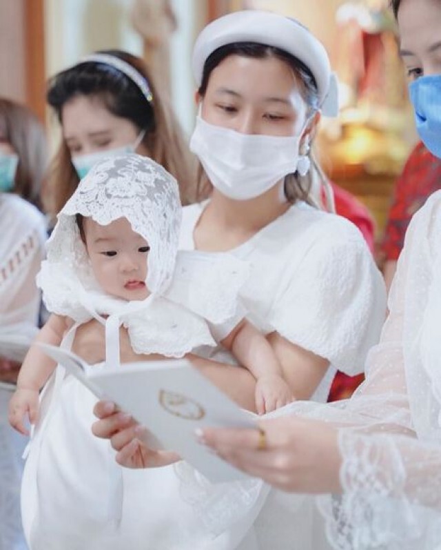 "กุ๊บกิ๊บ" พา "น้องเป่าเป้ย์" ทำพิธีเข้าศาสนาคริสต์