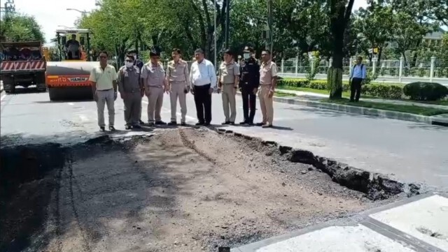 ระทึก หลุมยุบลึก 2 เมตร เขตดุสิตสั่งปิดถนน-เร่งซ่อมแซม
