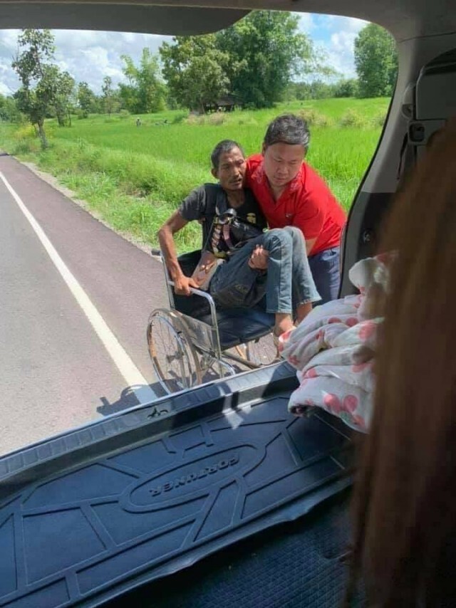 สามีภรรยา เห็นชายอยู่ข้างถนน สภาพสุดเวทนา จนต้องวนรถกลับไปช่วย
