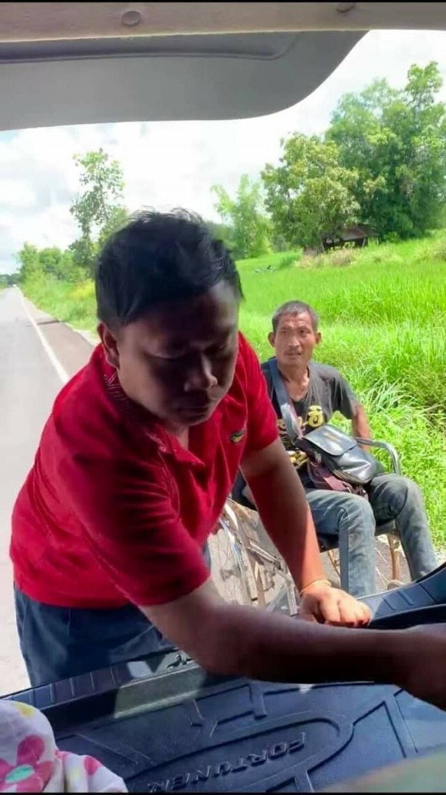 สามีภรรยา เห็นชายอยู่ข้างถนน สภาพสุดเวทนา จนต้องวนรถกลับไปช่วย