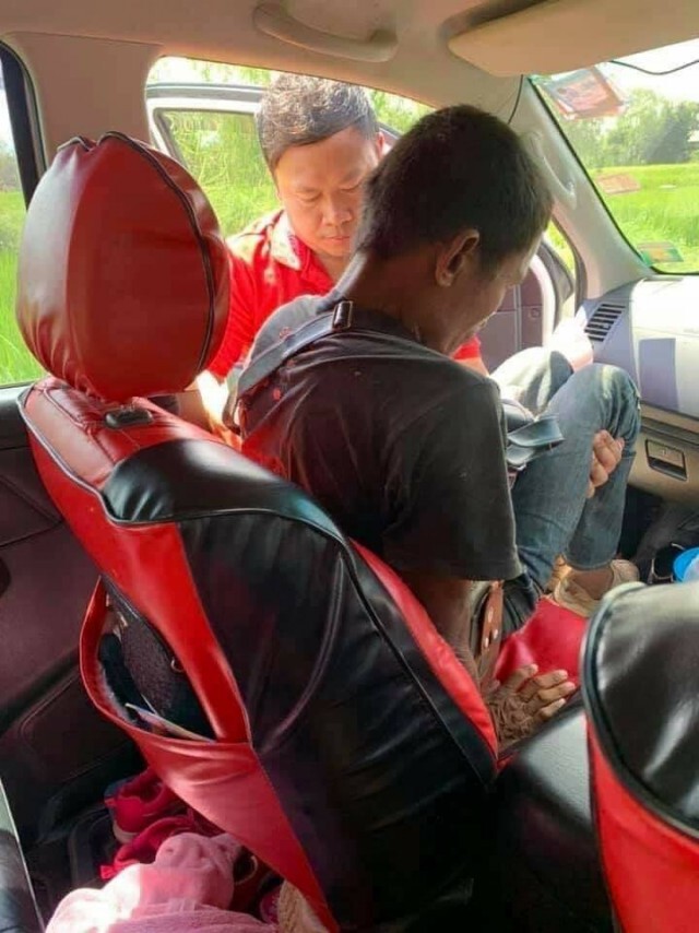 สามีภรรยา เห็นชายอยู่ข้างถนน สภาพสุดเวทนา จนต้องวนรถกลับไปช่วย