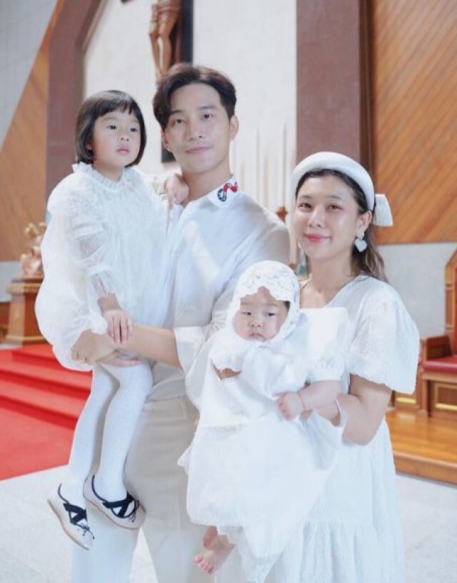 "กุ๊บกิ๊บ" พา "น้องเป่าเป้ย์" ทำพิธีเข้าศาสนาคริสต์