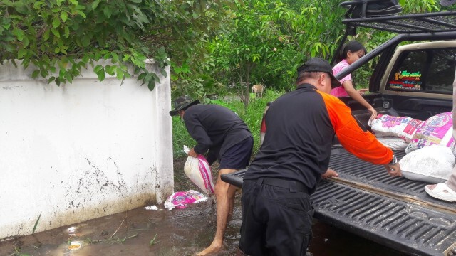 ลำน้ำหลายสายเพิ่มสูงเอ่อล้นท่วมบ้านเรือน พื้นที่การเกษตร
