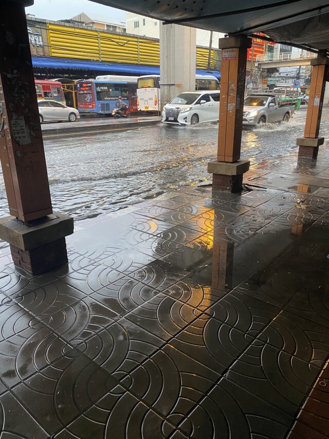 ฝนตกเช้าวันจันทร์ ทำพิษ!! ทำรถติดทั่วกรุง-น้ำท่วมขัง
