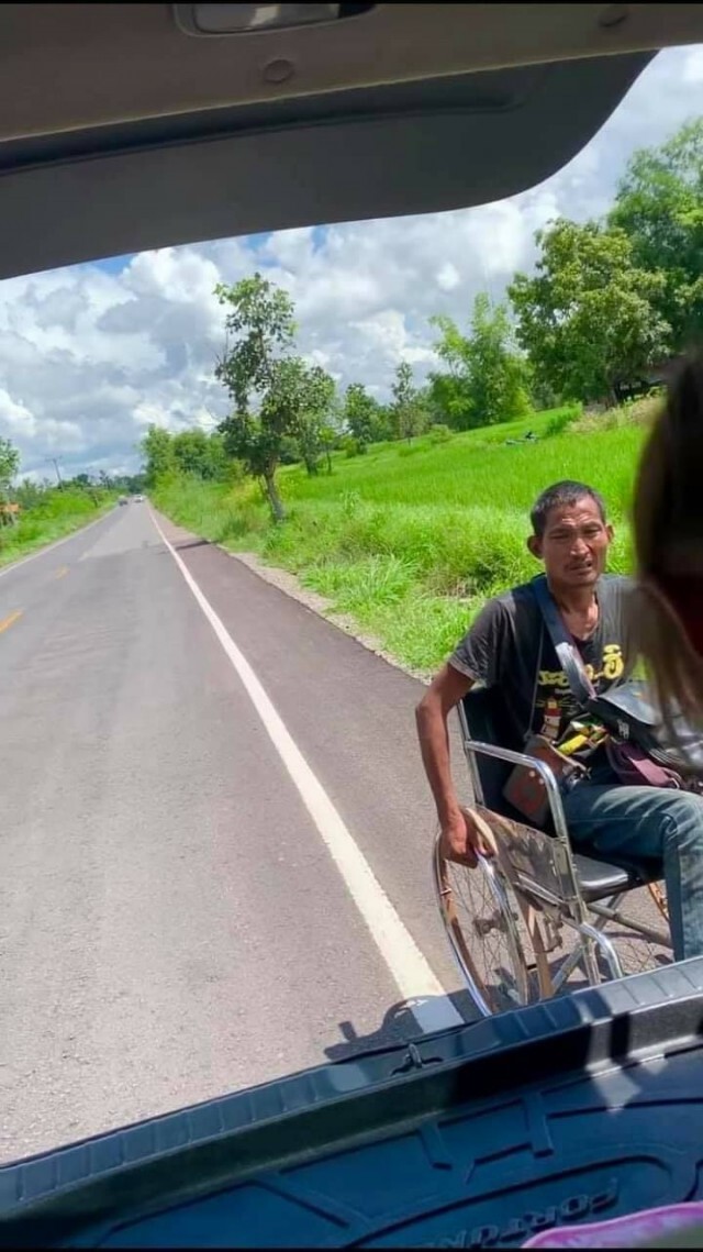 สามีภรรยา เห็นชายอยู่ข้างถนน สภาพสุดเวทนา จนต้องวนรถกลับไปช่วย