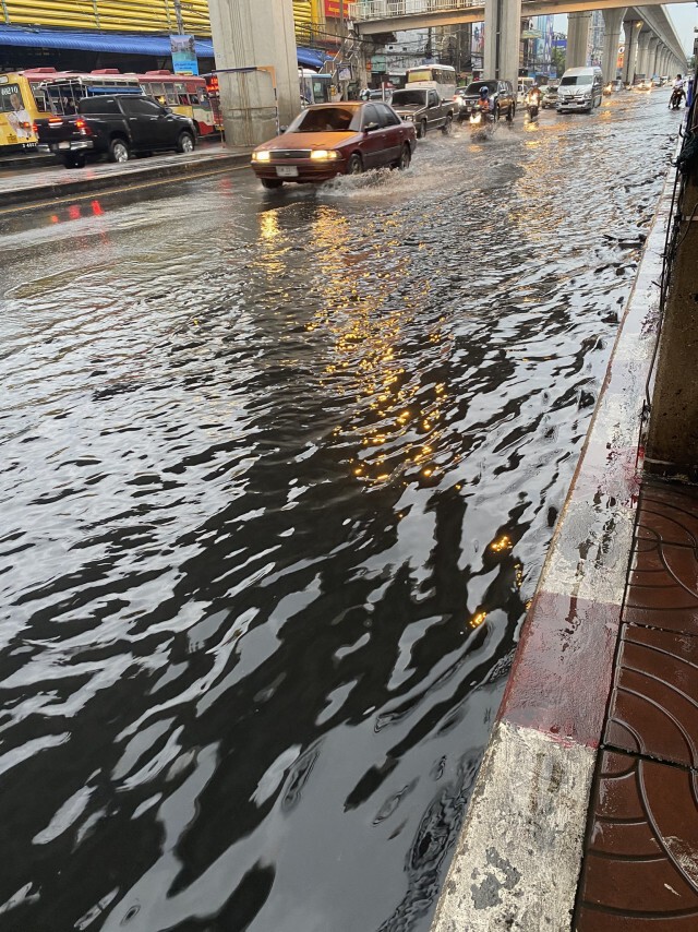 ฝนตกเช้าวันจันทร์ ทำพิษ!! ทำรถติดทั่วกรุง-น้ำท่วมขัง