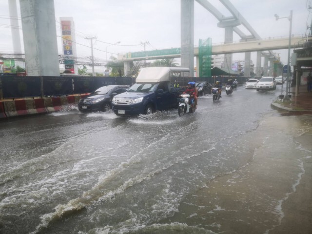 ศรีนครินทร์อ่วม น้ำท่วมรอระบายยาว 2 กิโลเมตร
