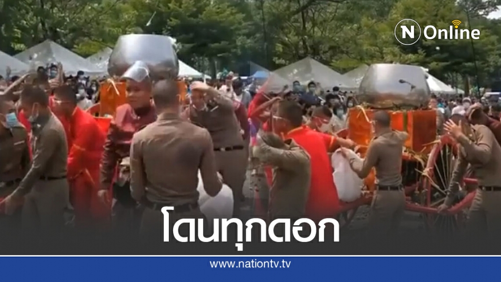 ชาวบ้านแห่ร่วมประเพณี " ข้าวต้มลูกโยน " ดูชัดๆโยนโหดเหมือนโกรธใครมา ชาวบ้านแห่ร่วมประเพณี " ข้าวต้มลูกโยน " ดูชัดๆโยนโหดเหมือนโกรธใครมา