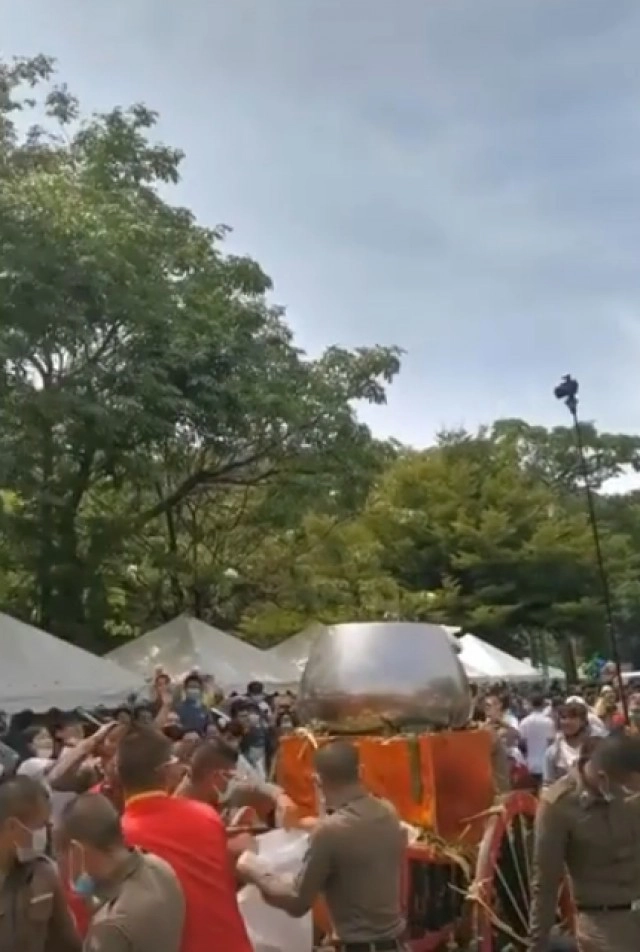 ชาวบ้านแห่ร่วมประเพณี " ข้าวต้มลูกโยน " ดูชัดๆโยนโหดเหมือนโกรธใครมา