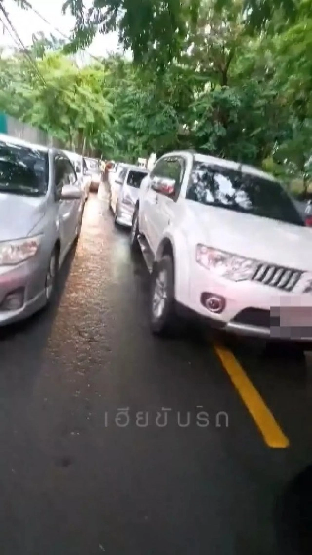 แห่แชร์คลิป หนุ่มสุดทน โวย"ขับรถคร่อมเลน" เห็นแก่ตัว