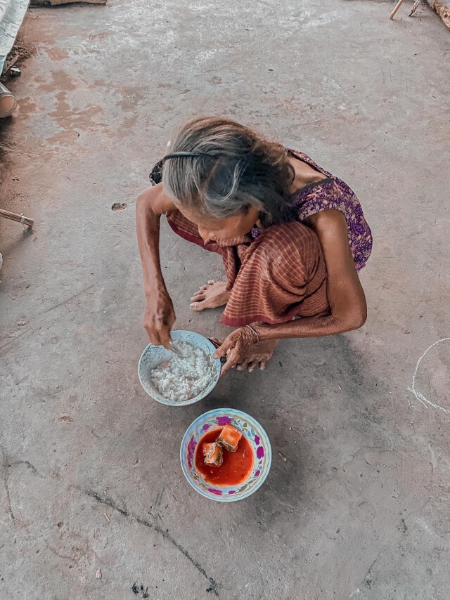โปรดอย่าเลื่อนผ่าน สาวเจอหญิงชรา กินข้าวคลุกเกลือ ตามยถากรรมจุกจนพูดไม่ออก