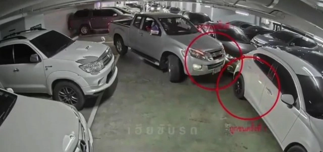 เปิดคลิปวินาที หญิงกลางคน ถอยรถไม่ดู พารถข้างๆเสียหายหลายแสน