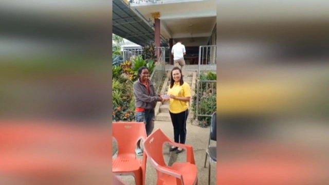 กำนันเมืองคอนแจกเงินชาวบ้าน ช่วยโควิด