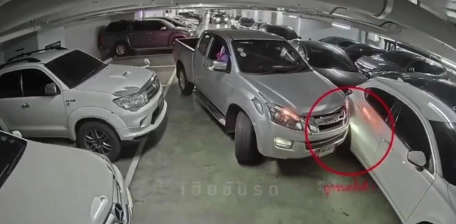 เปิดคลิปวินาที หญิงกลางคน ถอยรถไม่ดู พารถข้างๆเสียหายหลายแสน