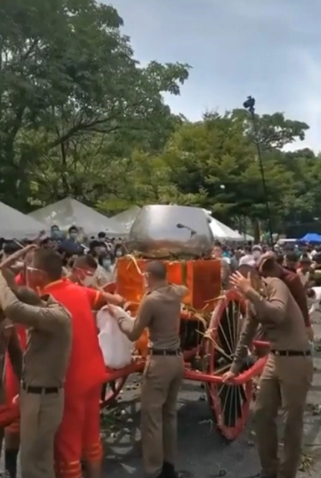 ชาวบ้านแห่ร่วมประเพณี " ข้าวต้มลูกโยน " ดูชัดๆโยนโหดเหมือนโกรธใครมา