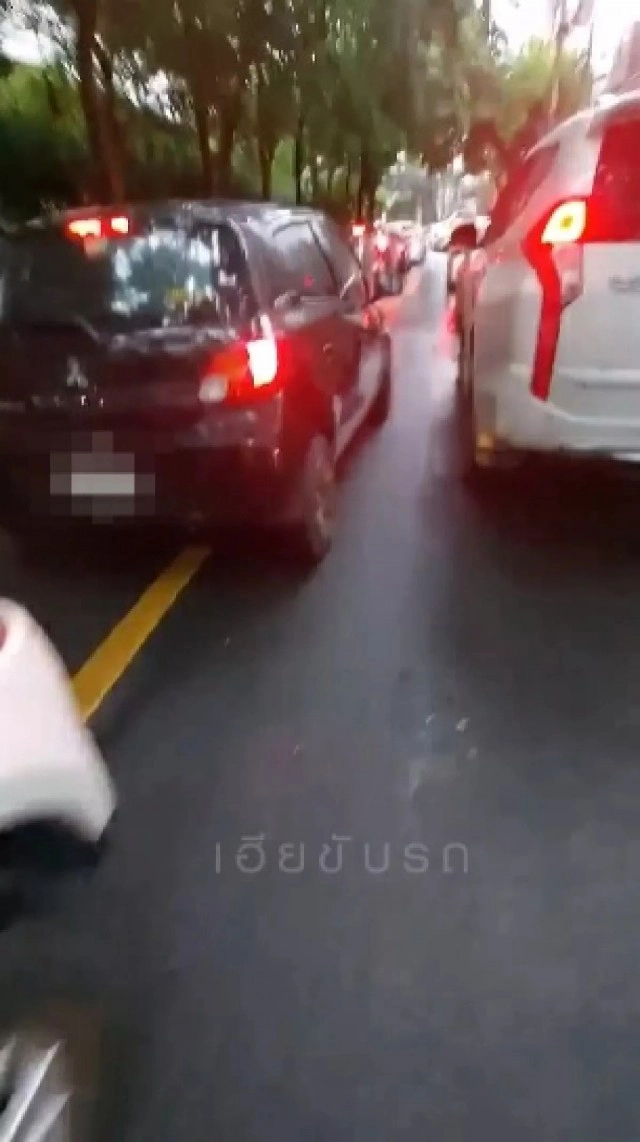 แห่แชร์คลิป หนุ่มสุดทน โวย"ขับรถคร่อมเลน" เห็นแก่ตัว