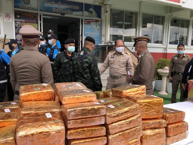 ตร.แม่สอดขยายผล-จับกัญชาอัดแท่ง12ล้าน