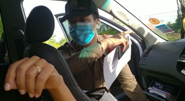 ผอ.รร.หวิดตาบอดหินหล่นใส่รถเก๋งกระจกแตกกระแทกใบหน้า