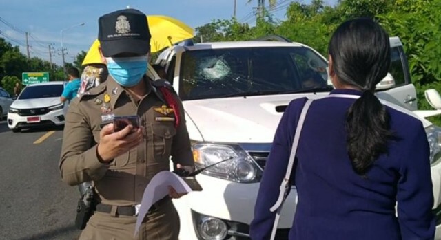 ผอ.รร.หวิดตาบอดหินหล่นใส่รถเก๋งกระจกแตกกระแทกใบหน้า