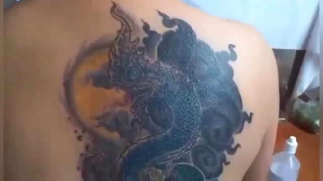 สาวสักพญานาคไม่ตรงปก จ่อฟ้องช่างโจ้