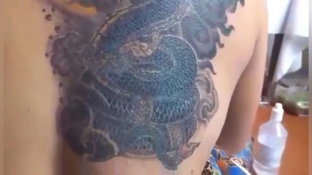 สาวสักพญานาคไม่ตรงปก จ่อฟ้องช่างโจ้