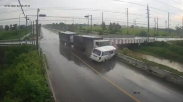 (คลิป) พ่วง22ล้อ ขยี้รถตู้นักเรียน ดับ2 เจ็บ7