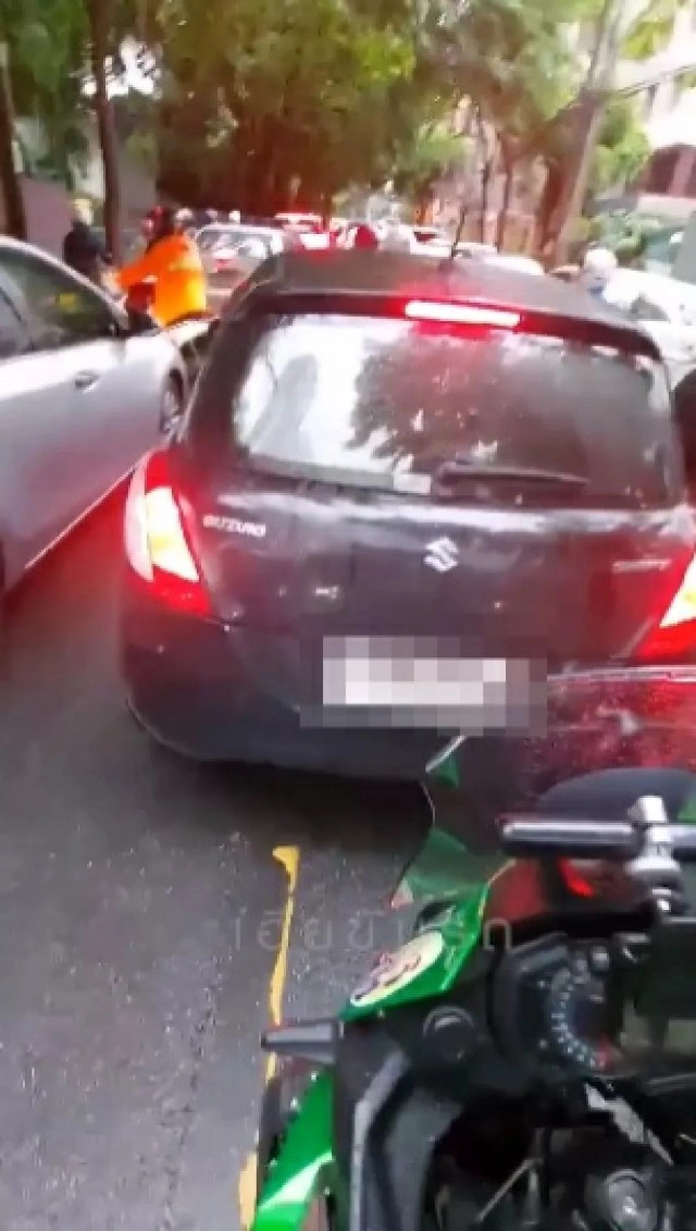 แห่แชร์คลิป หนุ่มสุดทน โวย"ขับรถคร่อมเลน" เห็นแก่ตัว