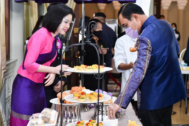 "บิ๊กตู่"ชิมเมนูฮิต"ปาท่องโก๋บินไทย"ชมอร่อยดี