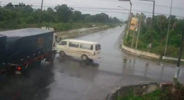 (คลิป) พ่วง22ล้อ ขยี้รถตู้นักเรียน ดับ2 เจ็บ7