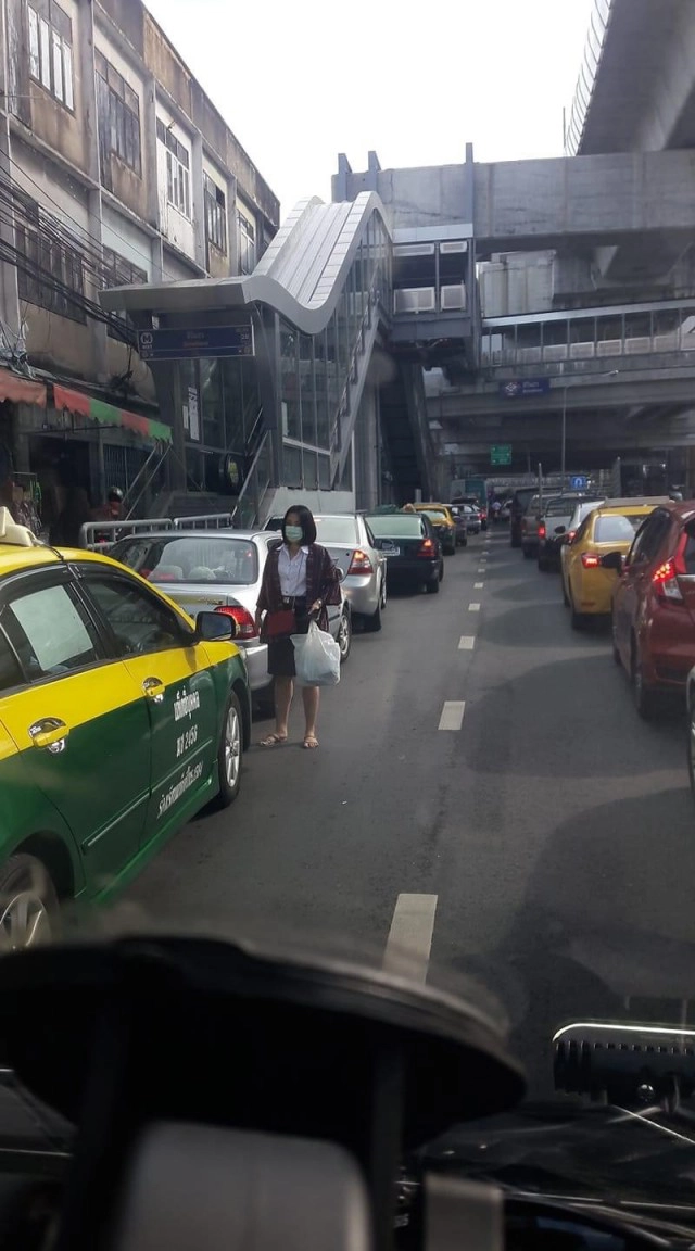 นศ. หัวใจนางฟ้า โดดลงถนนโบกรถติด เปิดทางให้รถฉุกเฉิน