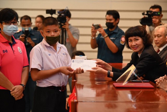 มอบทุนการศึกษาเยาวชนที่ประพฤติดี แต่ขาดแคลนทุนทรัพย์