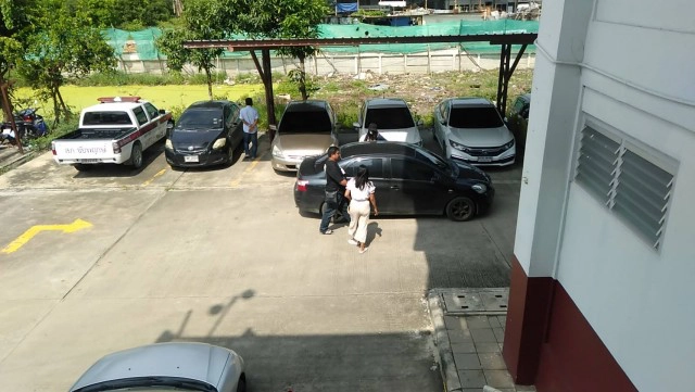 ครูกิ๊ฟ-ครูมิ้วเข้ามอบตัวตำรวจ ปัดคุยกับสื่อ