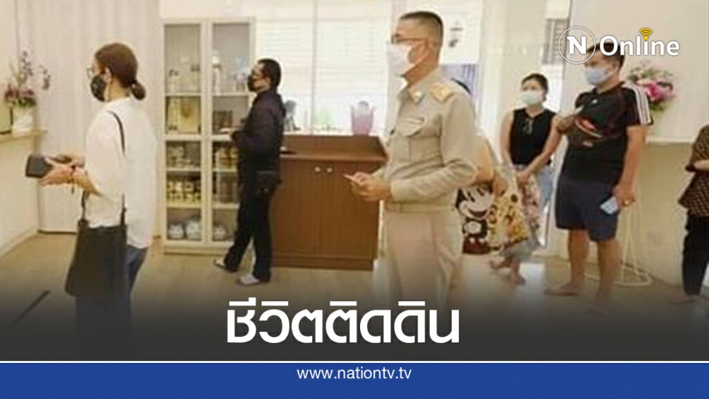 ชาวเน็ตสงสัย ทำไมผู้ว่าปทุมฯ ถอดรองเท้า-เข้าแถว พอรู้แล้วต้องชื่นชม ชาวเน็ตสงสัย ทำไมผู้ว่าปทุมฯ ถอดรองเท้า-เข้าแถว พอรู้แล้วต้องชื่นชม