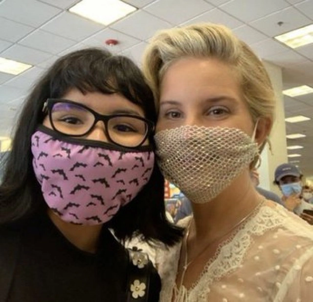 "ลานา เดล เรย์" ใส่ "หน้ากากตาข่าย" ไปพบปะแฟนๆ ห่วงสวย แต่ไม่ห่วงแฟนคลับ