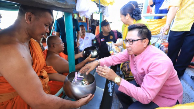 อุ้มพระลงเรือ ตักบาตรพระร้อยทางเรือ