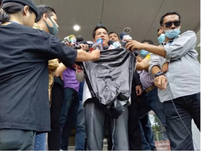 "นายรณณรงค์" ถือถุงดำขึ้นโรงพักหวังมาหยอกล้อเล่นกับคุณครู