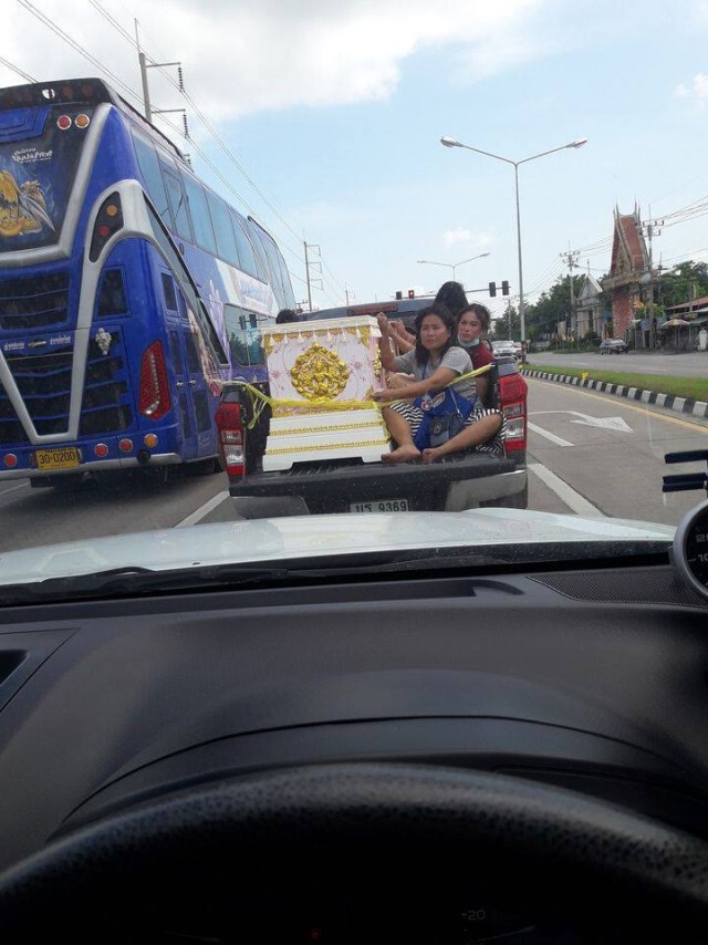 สลด แม่เหยื่อรถพ่วงบี้รถตู้นักเรียน เป่าเค้กให้ลูกหลังดับในวันคล้ายวันเกิด