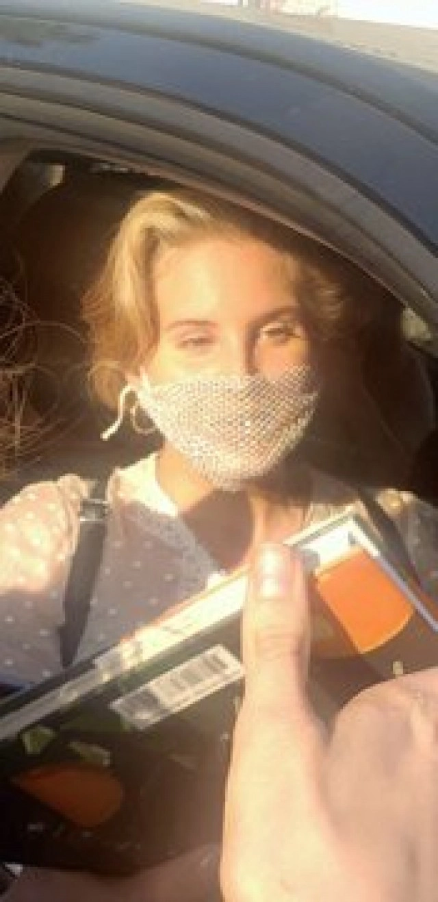 "ลานา เดล เรย์" ใส่ "หน้ากากตาข่าย" ไปพบปะแฟนๆ ห่วงสวย แต่ไม่ห่วงแฟนคลับ