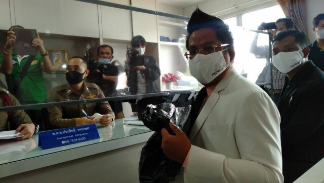 ทนายรณรงค์ ถือถุงดำขึ้นโรงพัก เหน็บอยากเล่นครอบหัวครู