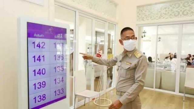 ชาวเน็ตสงสัย ทำไมผู้ว่าปทุมฯ ถอดรองเท้า-เข้าแถว พอรู้แล้วต้องชื่นชม