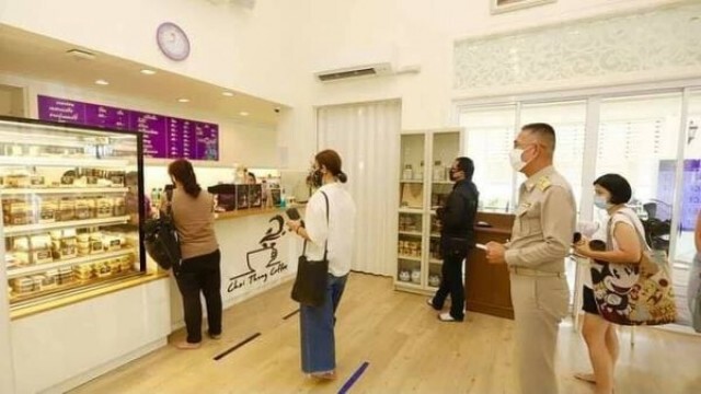 ชาวเน็ตสงสัย ทำไมผู้ว่าปทุมฯ ถอดรองเท้า-เข้าแถว พอรู้แล้วต้องชื่นชม