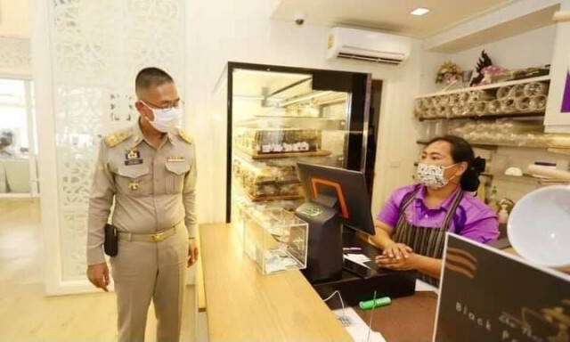 ชาวเน็ตสงสัย ทำไมผู้ว่าปทุมฯ ถอดรองเท้า-เข้าแถว พอรู้แล้วต้องชื่นชม